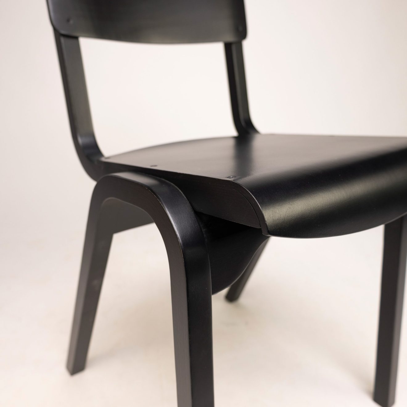 96000710 Stapelstoel Larson Zwart 8hr